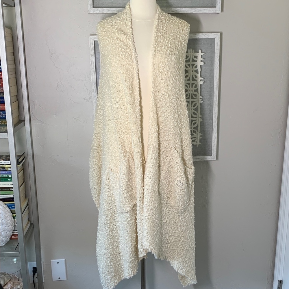 Giving collection by Demdaco sherpa wrap with pockets